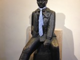 Bror Hjort är konstnären bakom statyn med Strindberg. Här har eleverna satt på honom en slips.